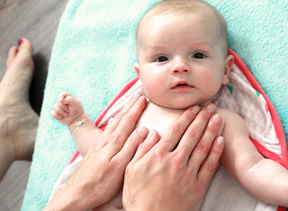 Babymassage Eindhoven baby wordt gemasseerd door moeder in de cursus